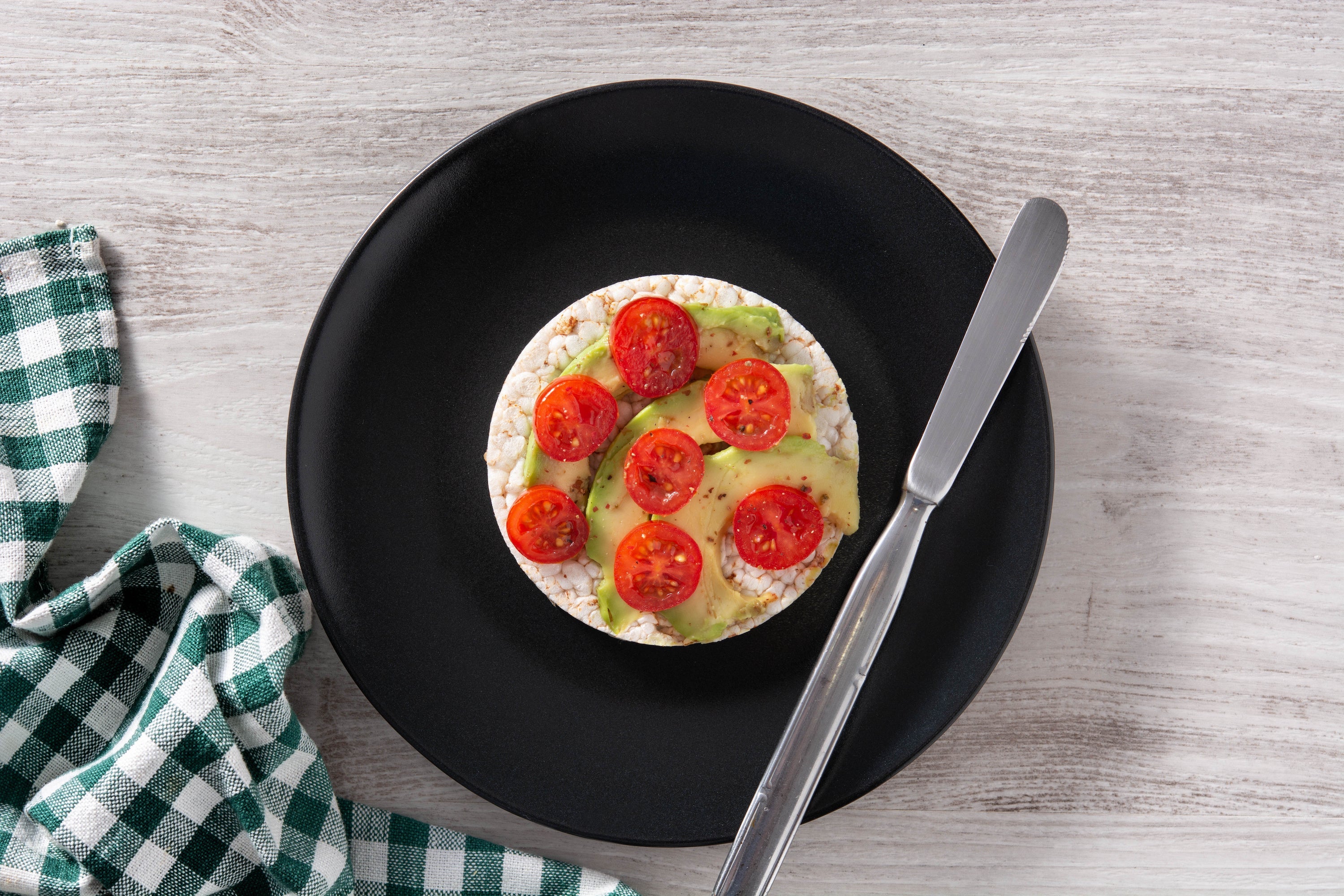 Rice Cakes with Avocado and Tomato